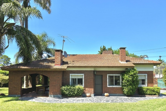 Dueño vende casa con pileta sobre lote de 1485 m2