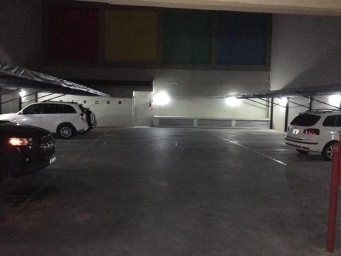Cochera Fija Semicubierta Para Auto Grande · 10m²
