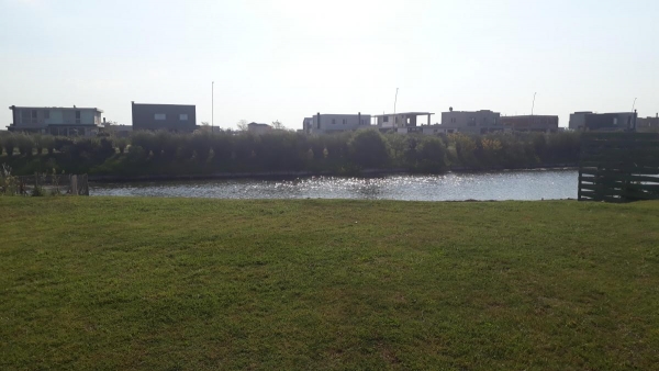 Lote al lago ubicado en el Barrio Marinas de Puertos del Lago · 834m²