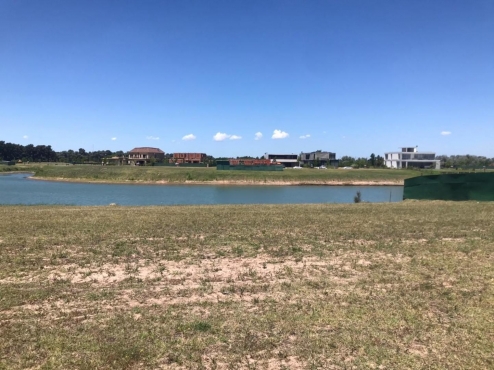 Lote premium de 1100m2 con salida al lago