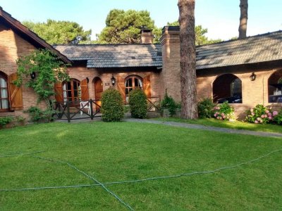 Casa 4 Ambientes A 7 Cuadras De La Playa. Se Toman Permutas