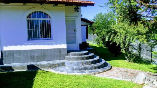 Hermoso Chalets junto al río San Antonio Calle Las Playas al 800