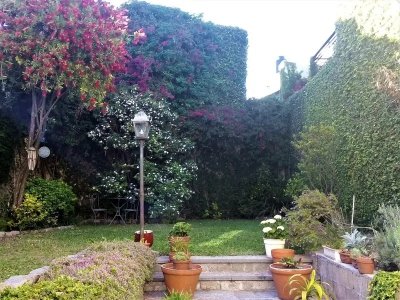 ENCANTADORA CASA CON AMPLIOS Y HERMOSOS ESPACIOS VERDES