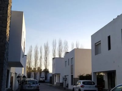 Casa De 3 Dormitorios Y 3 Baños