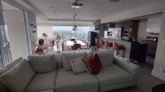 Apartamento com 3 Quartos e 4 banheiros à Venda, 210 m²
