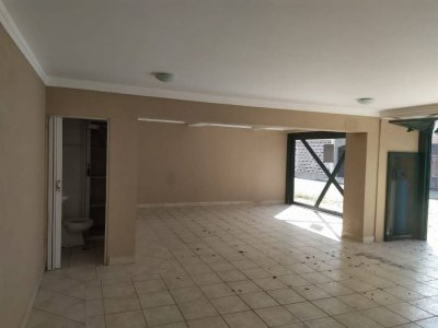 Casa para venda possui 218 metros quadrados com 3 quartos