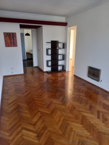 Alquilo dpto. 3 ambientes. Muy luminoso. Abasto.